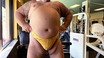 Reproducir Músculo toro abuelo se corre en el gimnasio