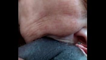 Riproduci La donna bianca adora il quotidiano.