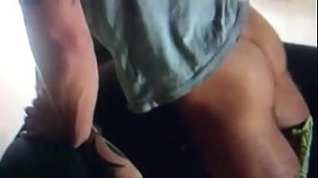 Oynat Baskın hunk itaatkar adam horoz emmek yapar