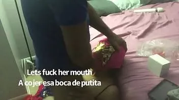 Afspelen Una luchadora mamadora Mexicaanse worstelaar meid worstelt met de pik in haar mond