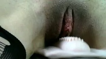 Riproduci Una latina magra con le tette piccole cavalca un sybian e viene forte!