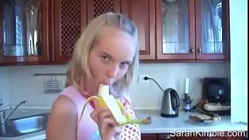 Afspelen Koken in de keuken met Sarah Kimble en haar kleine tieten