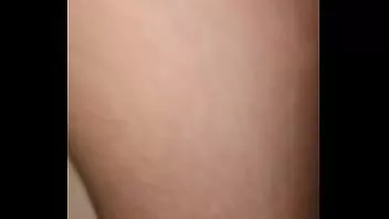 Putar Cummin di atas tiang yang tebal ini vagina yang bagus