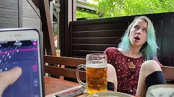 play Kontrol orgasme jarak jauh dari saudara tiriku di pub!