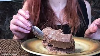 播放 Cum cake _) caden 抽搐到一片片上，Aimee 吃了它