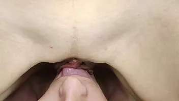 Putar Slide vulva berdenyut basah di lidah pria