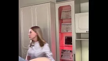 播放 美女为比基尼深层打蜡而来，很可能她正准备好做爱