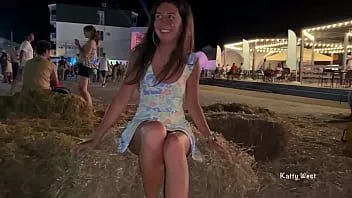 play Garota sem vergonha tirou a calcinha em público