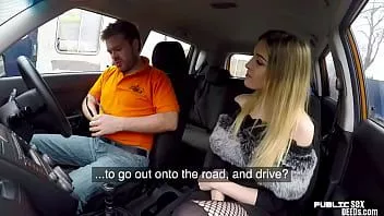 play ストッキングを履いた貧乳ティーンが家庭教師の運転で車の中で犯される