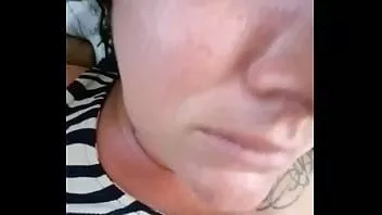 Riproduci Si è svegliata, si è spaccata un dado sulla pancia, mentre strofina 1 af sexy