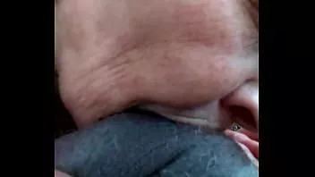 Riproduci La donna bianca adora il quotidiano.