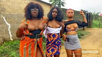 play Cewek afrika terangsang menunjukkan payudara untuk threesome lesbian nyata setelah rave hutan