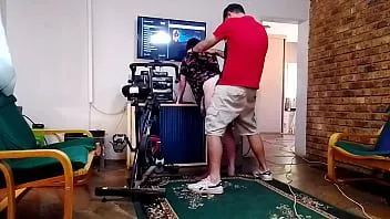 Riproduci La matrigna mi fa usare la sua figa mentre guarda la tv