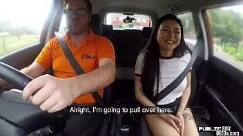 play Openbare Aziatische babe wordt buiten in de auto geneukt door een rijleraar