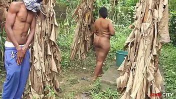 play Istri tetangga saya suka mandi di luar dekat sumur setempat, dia sangat seksi
