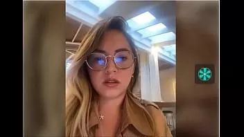 Reproducir Chica en público muestra sus tetas y su sujetador blanco ck pt2