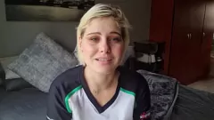播放 火辣的金发女郎羞辱小阴茎的男人：胸部和鲍勃发型