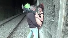 Jouer Salope italienne baisée à la gare, avale du sperme