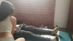 play Une MILF latina chaude fait plaisir à une grosse bite avec sa bouche et ses mains