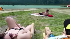 play Latynoska podglądaczka wyrusza na plażę, podczas gdy mąż patrzy i mocno się spuszcza