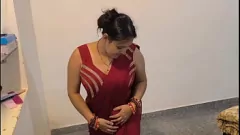 Putar Ibu rumah tangga sensual dalam saree merah tidak bisa mendapatkan cukup ayam besar