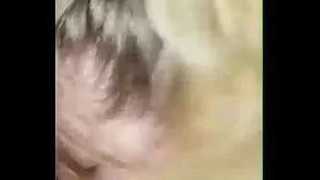 play صديقة شقراء لطيف مص ديك مع cums في الفم على الأرض