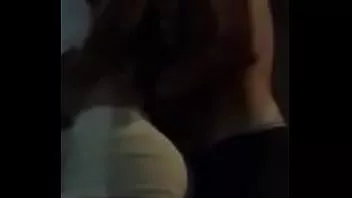 Abspielen Schwarzes Teen geht für Blowjob und Tittenfick auf die Knie