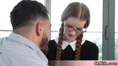 Afspelen Blonde pornoster met bril wordt RUW oraal POV