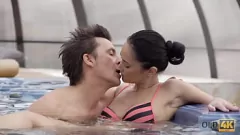 Jouer Angie Moon dans Sensual 4K : une adolescente brune suce son vieux mari et se termine par une éjaculation faciale