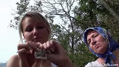 Oynat Samantha Jolie'nin büyükbaba ve büyükanne ile sert bir aile aleminde çılgın açık hava macerası