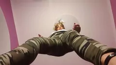 चलाएँ सुनहरे बालों वाली फूहड़ अपने विनम्र आदमी पर हावी हो जाती है, उसे घुटनों के बल बैठती है और बिल के नीचे झटका देती है, फिर उसे अपना वीर्य खाने के लिए मजबूर करती है