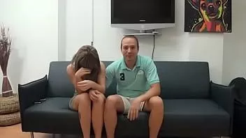 再生 ブロンドのベイビーは私たちを彼女の上司に変わった恋人に紹介し、私たちのために彼を前髪します