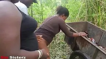 play Di suatu tempat di nasarawa aboki dengan barang curian, dua saudara perempuan menghentikan aboki dalam perjalanan dan membawanya ke semak-semak dan menidurinya tanpa ampun masih memintanya untuk kembali besok untuk lebih banyak kutukan